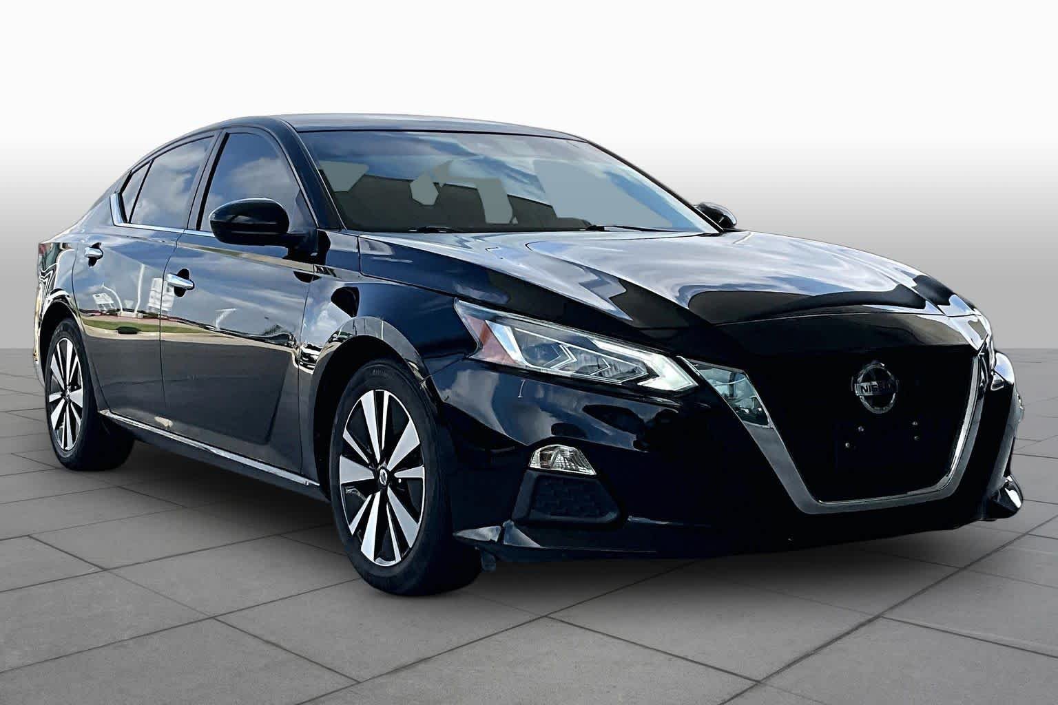 Used 2021 Super Black Nissan 2.5 SV image 3