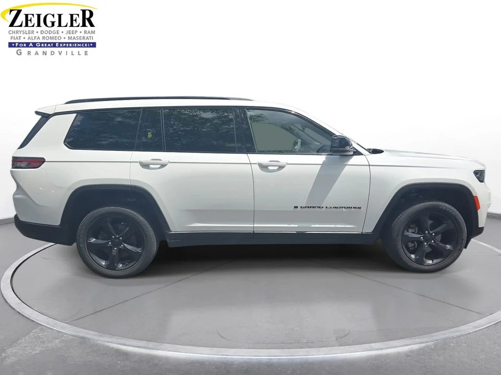 Used 2023 White Jeep Altitude image 4