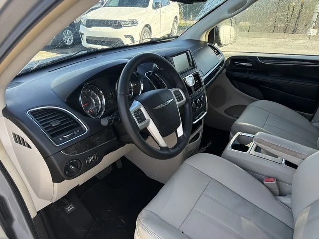 Used 2015 Silver Chrysler LX image 17