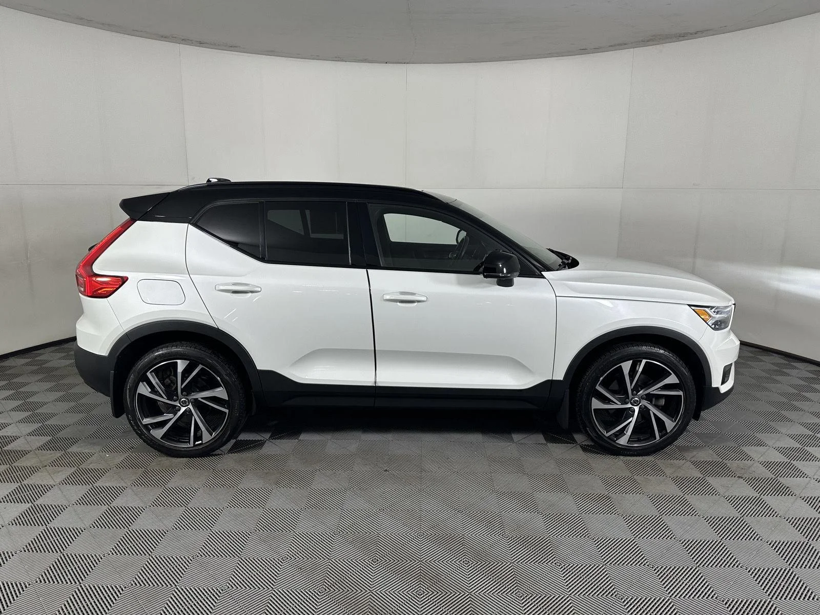 Used 2022 Crystal White Metallic Volvo R-Design image 23