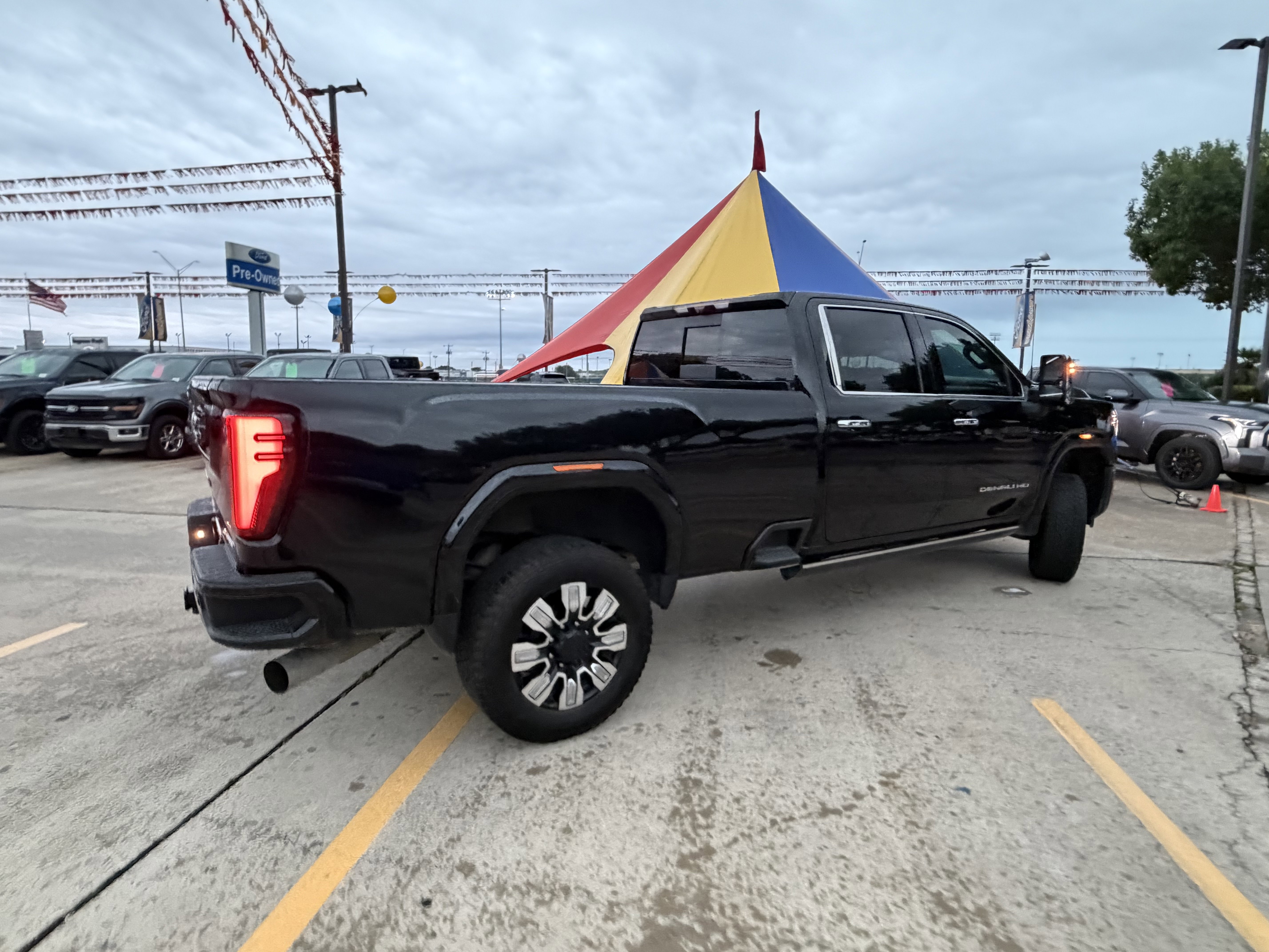 Used 2025 Onyx Black GMC Denali image 7