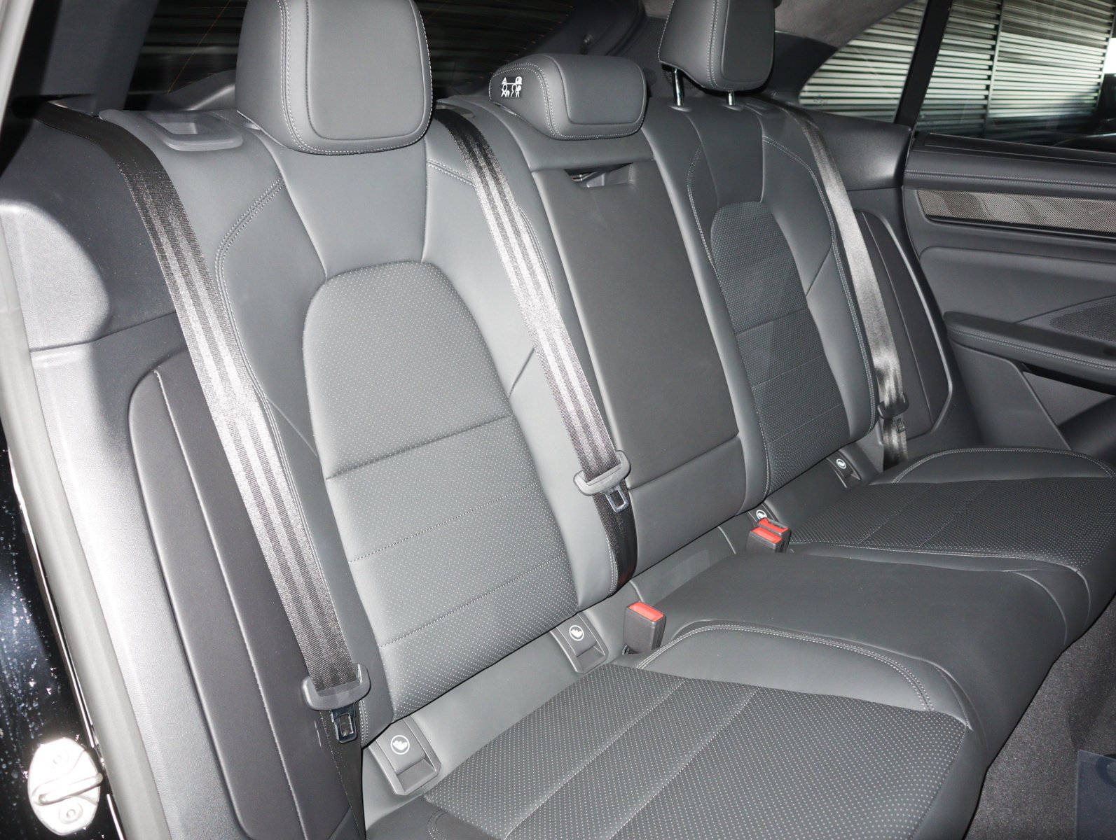 2025 Porsche Macan Turbo Electric - Photo 7