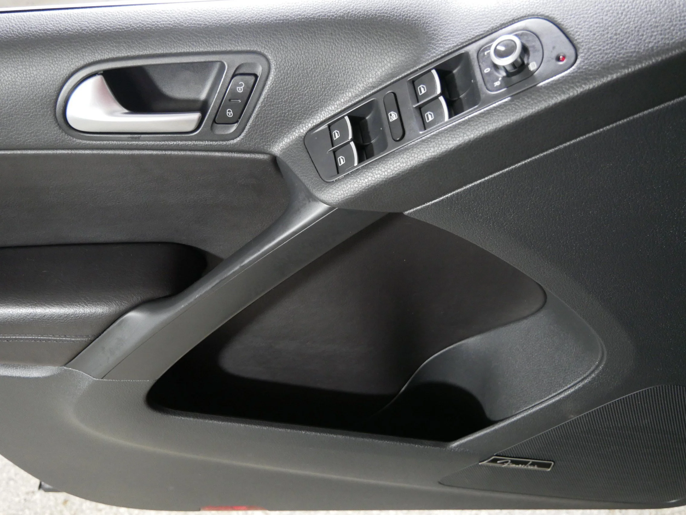 Used 2014 Pepper Gray Metallic Volkswagen SE image 19