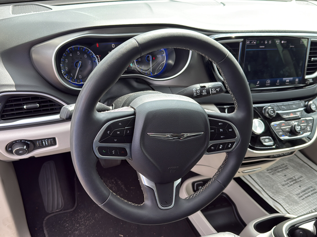 Used 2024 White Chrysler Touring L image 18