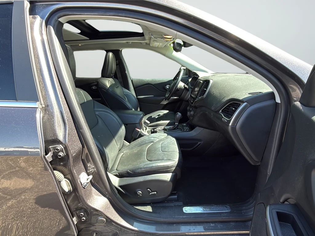 Used 2019 Gray Jeep Limited image 9