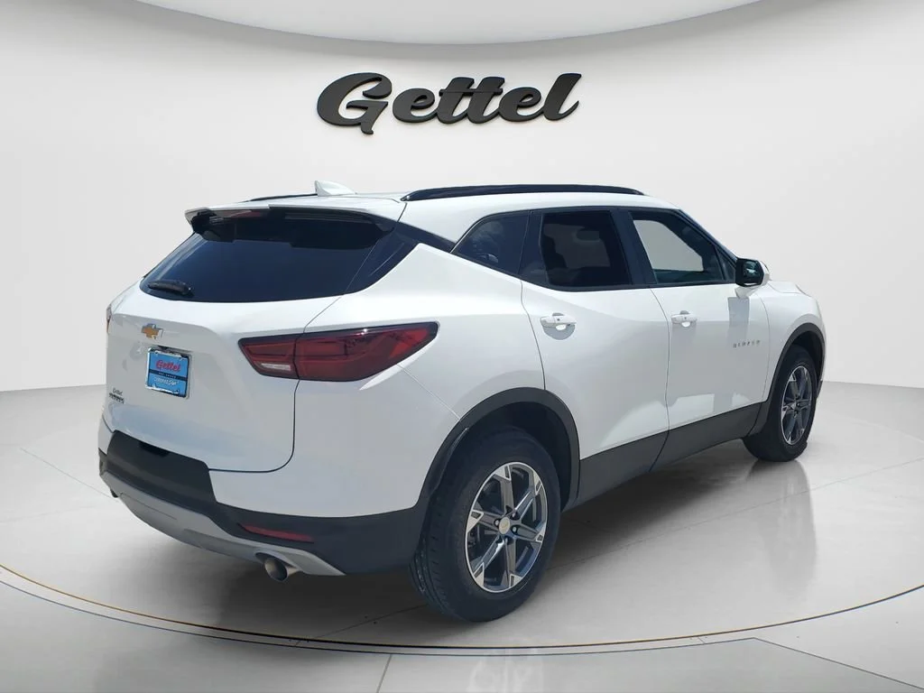Used 2024 Summit White Chevrolet 2LT image 5