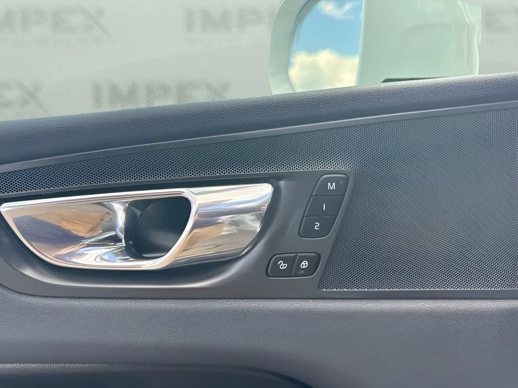 Used 2019  Volvo Momentum image 11