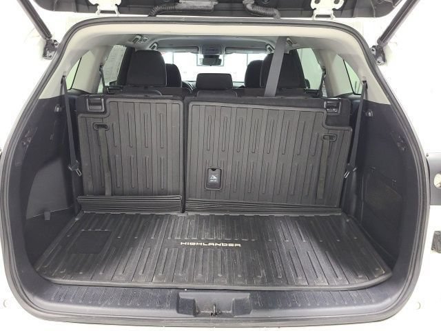 Used 2023 Wind Chill Pearl Toyota LE image 31