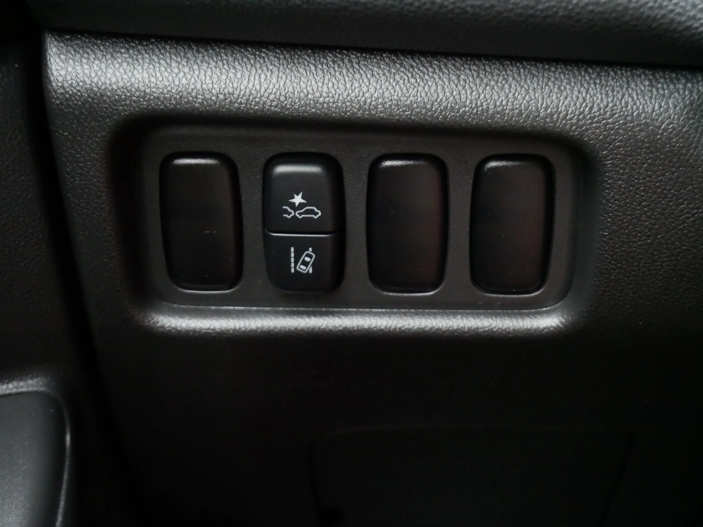 Used 2025 Mercury Gray Metallic Mitsubishi ES image 27
