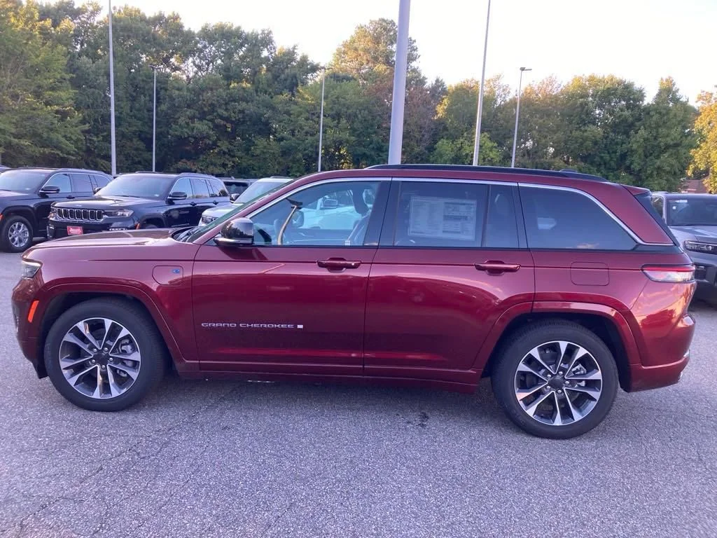 New 2024 Velvet Red Pearl-Coat Exterior Paint Jeep Overland 4xe image 2