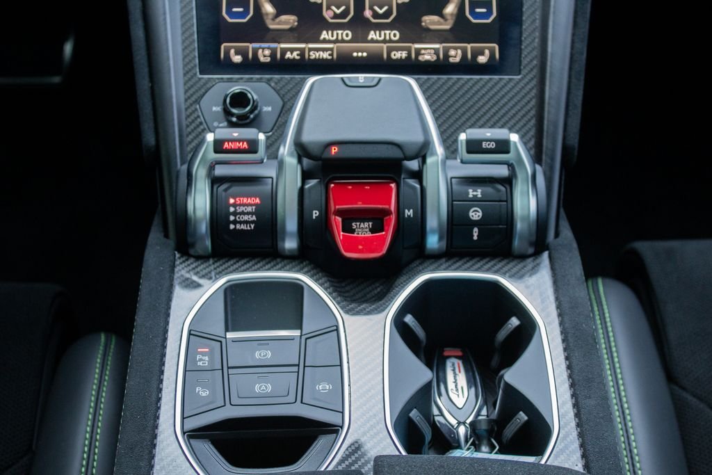 Used 2024 White Lamborghini Performante image 21