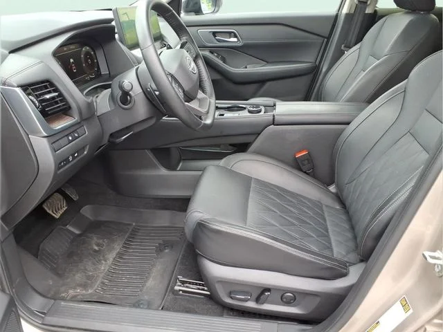 Used 2025 Gold Nissan Platinum image 19