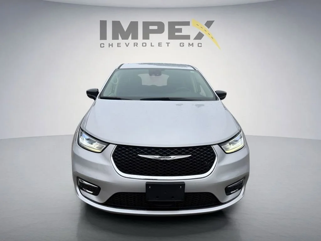 Used 2023 Silver Chrysler LX image 8