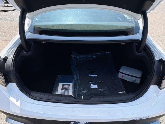 New 2026 White Hyundai SE image 21