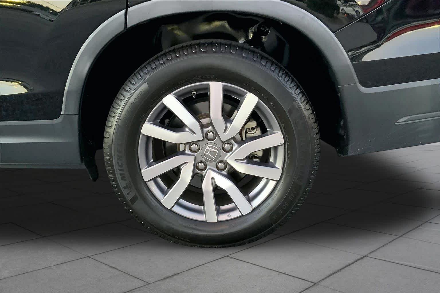 Used 2019 Crystal Black Pearl Honda EX-L image 10