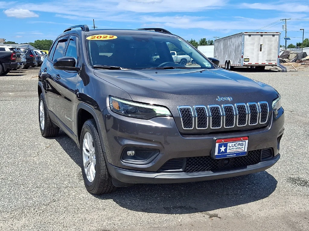 Used 2022 Granite Crystal Metallic Clearcoat Jeep Latitude Lux image 2