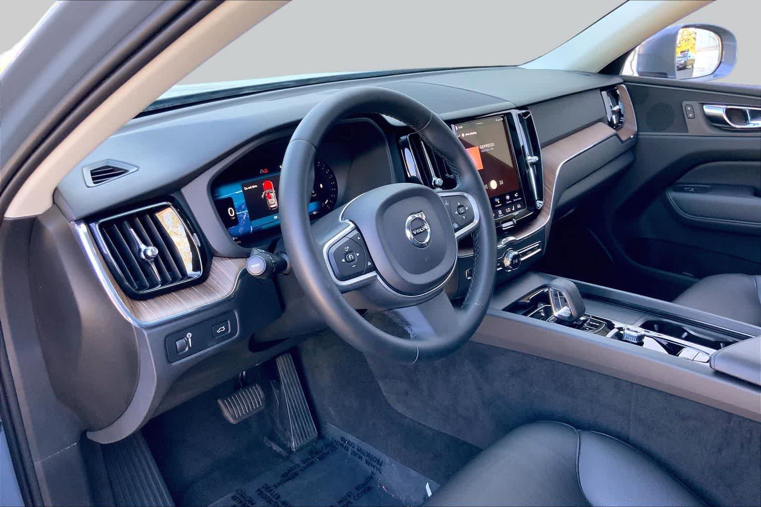 Used 2022 Platinum Grey Metallic Volvo Momentum image 18