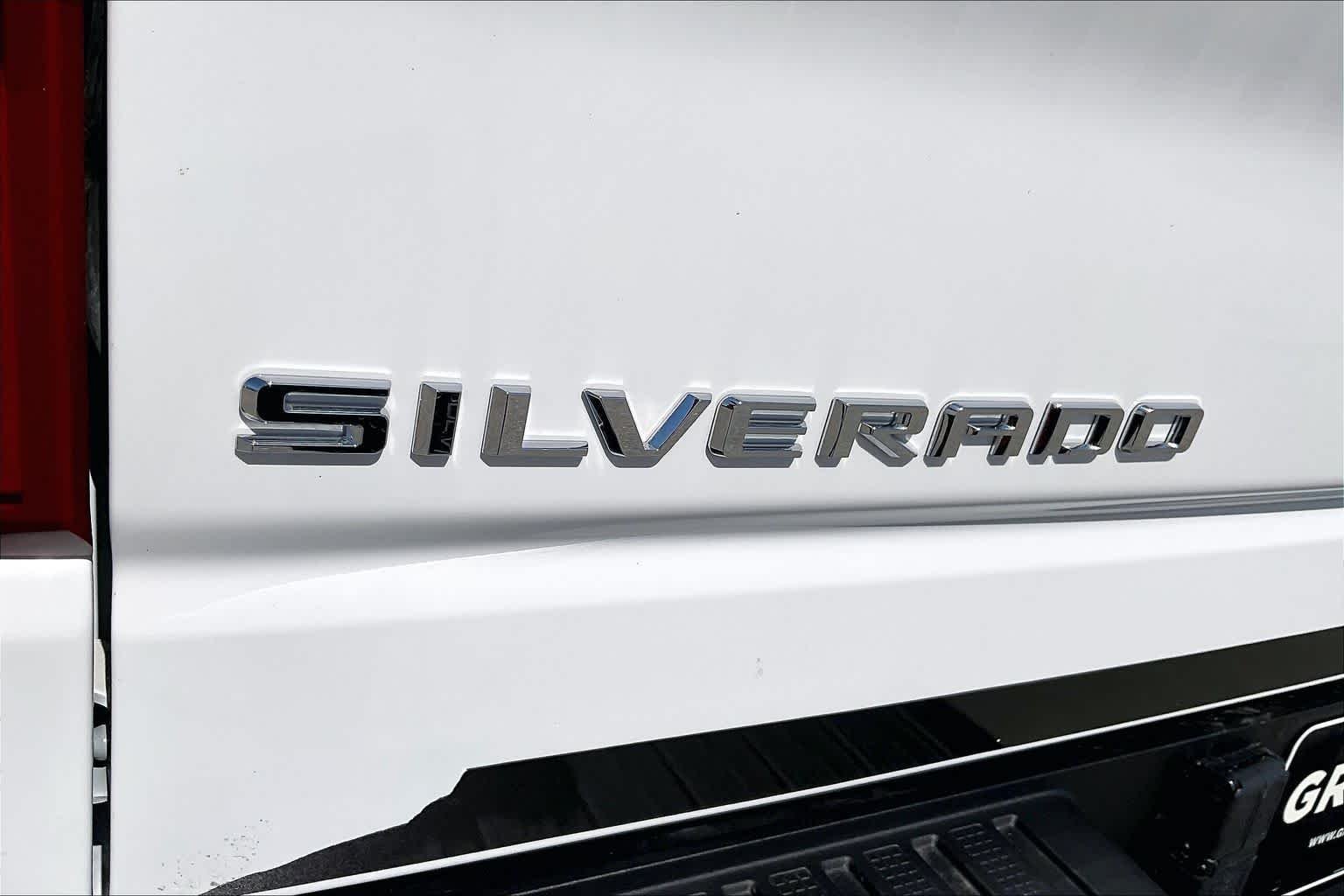 Used 2025 Summit White Chevrolet LTZ image 30