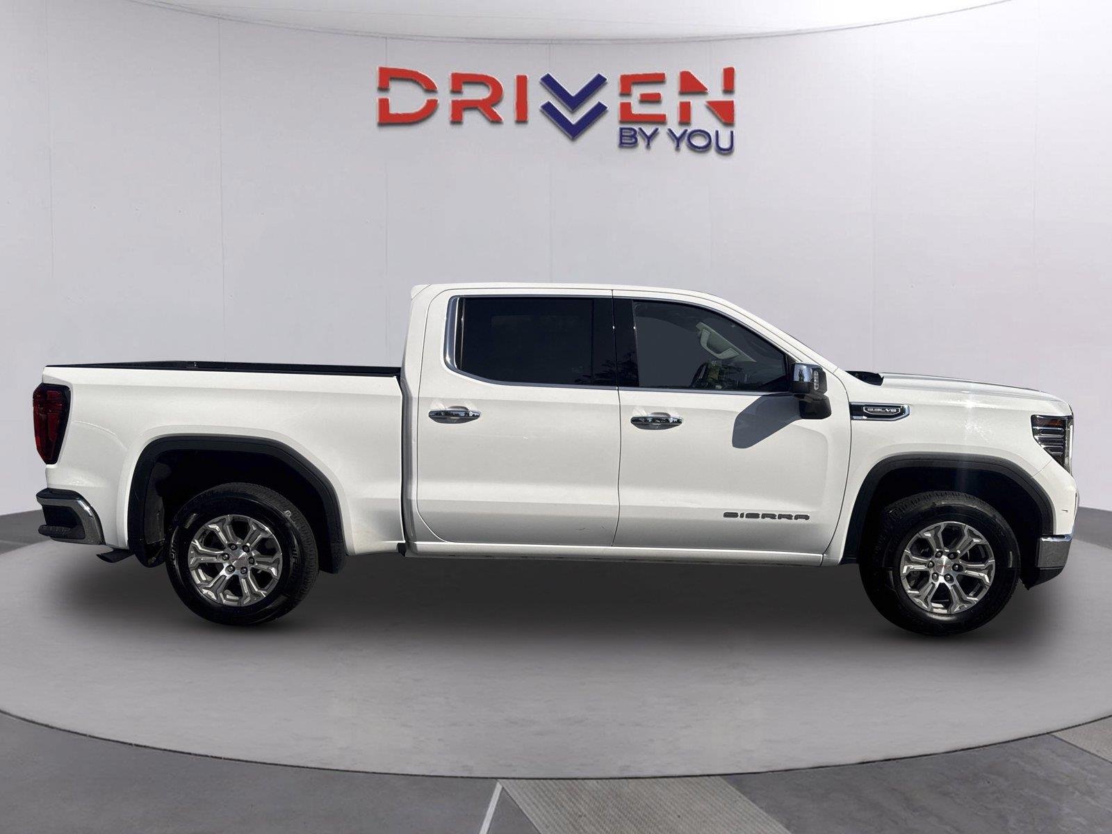 Used 2025 SUMMIT WHITE GMC SLT image 2