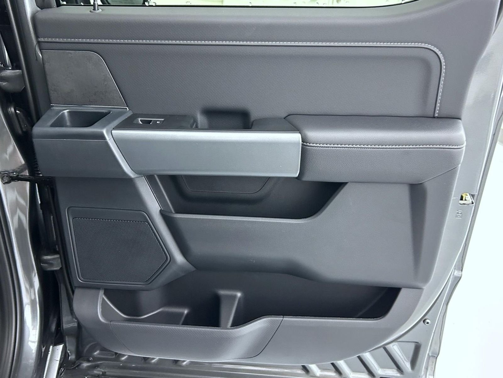 New 2026 Carbonized Gray Metallic Ford XLT image 17