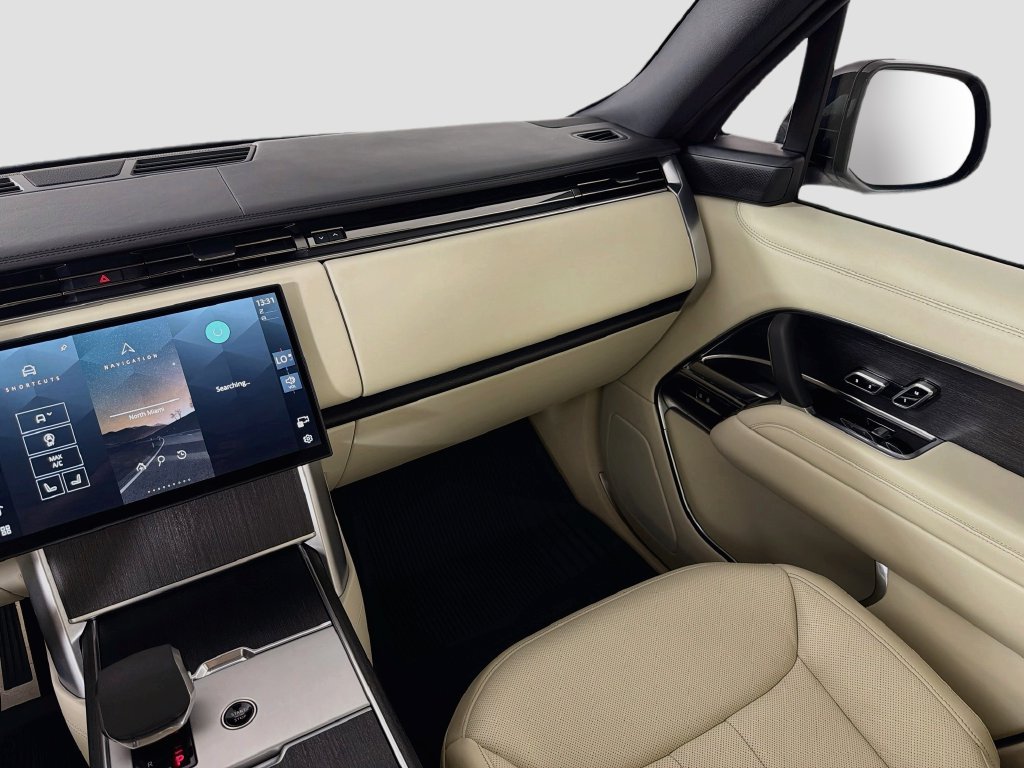 Used 2024 White Land Rover SE image 25
