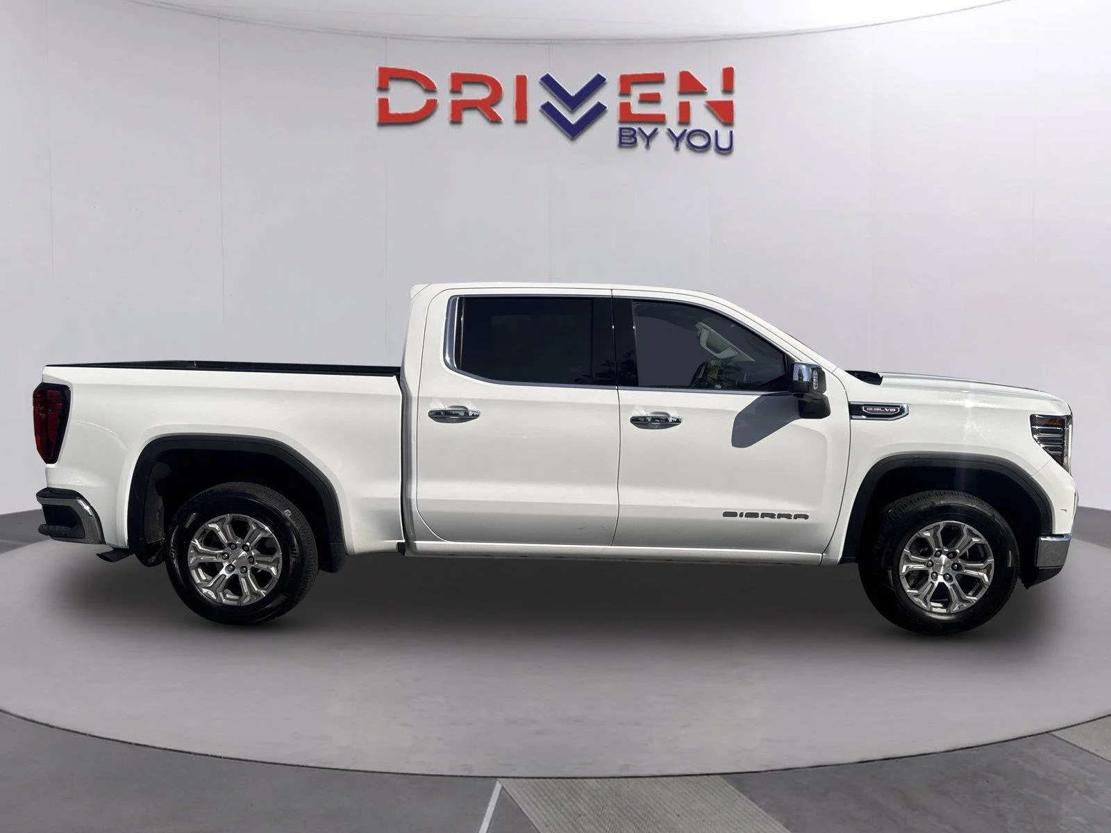 Used 2025 SUMMIT WHITE GMC SLT image 2