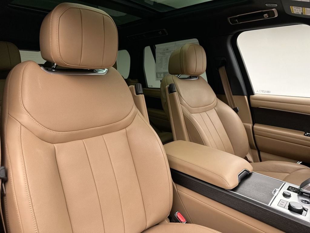 Used 2023 Santorini Black Metallic Land Rover SE image 18