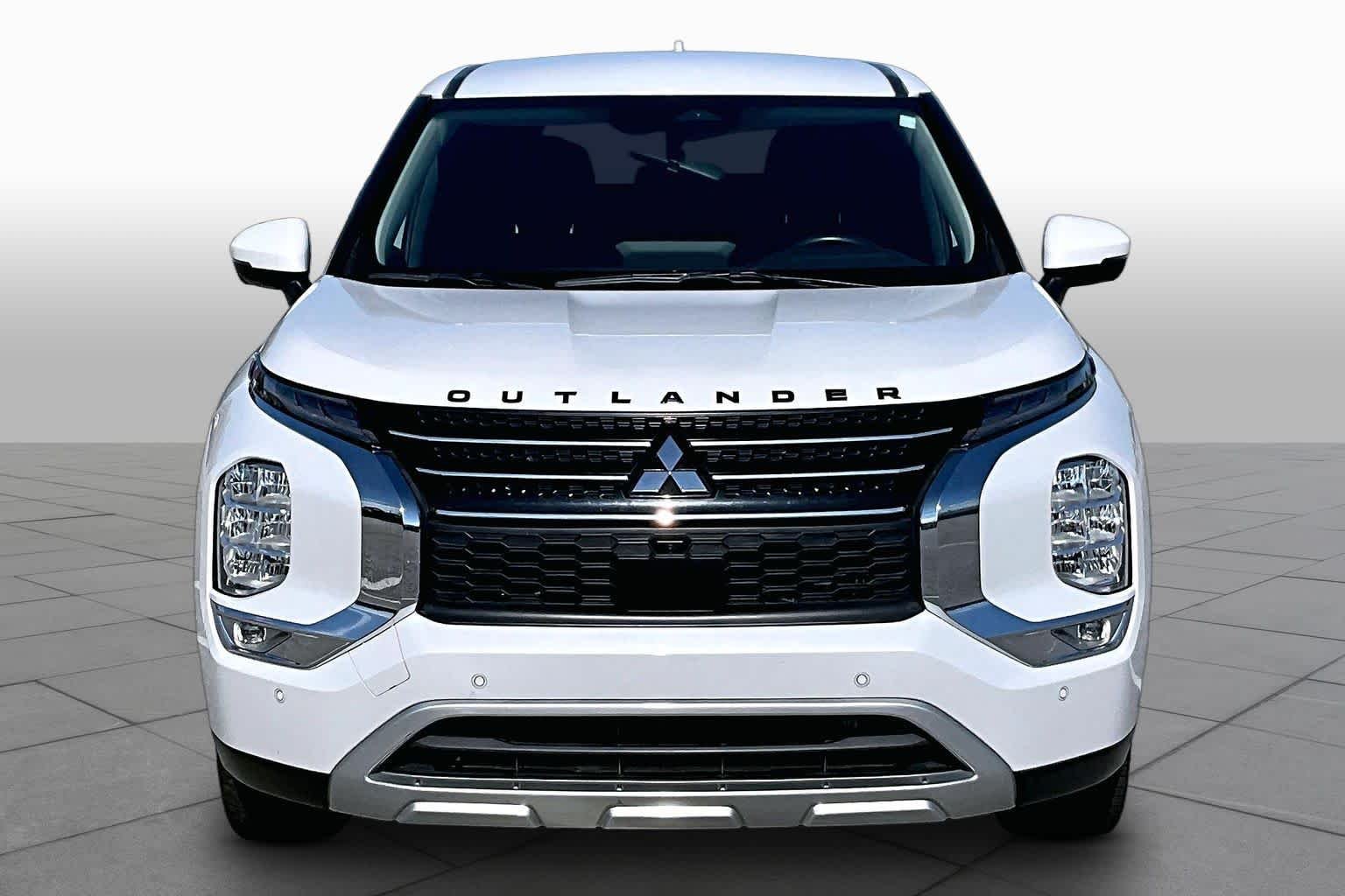 Pre-Owned 2024 Mitsubishi Outlander SE