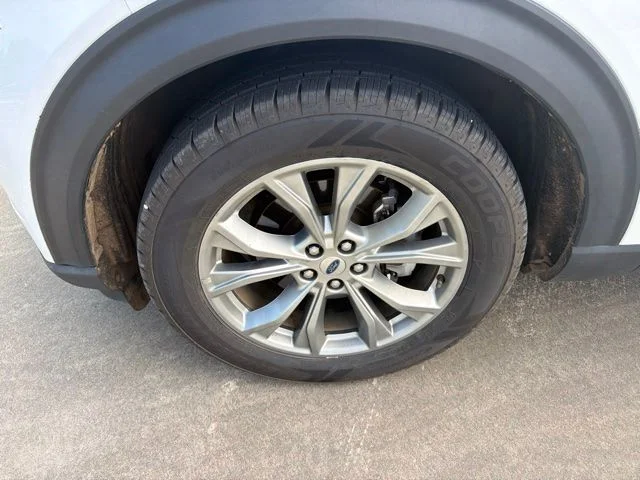 Used 2022 White Ford Limited image 3