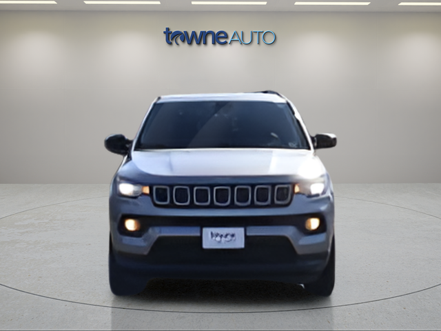 Used 2022 Silver Jeep Latitude image 12