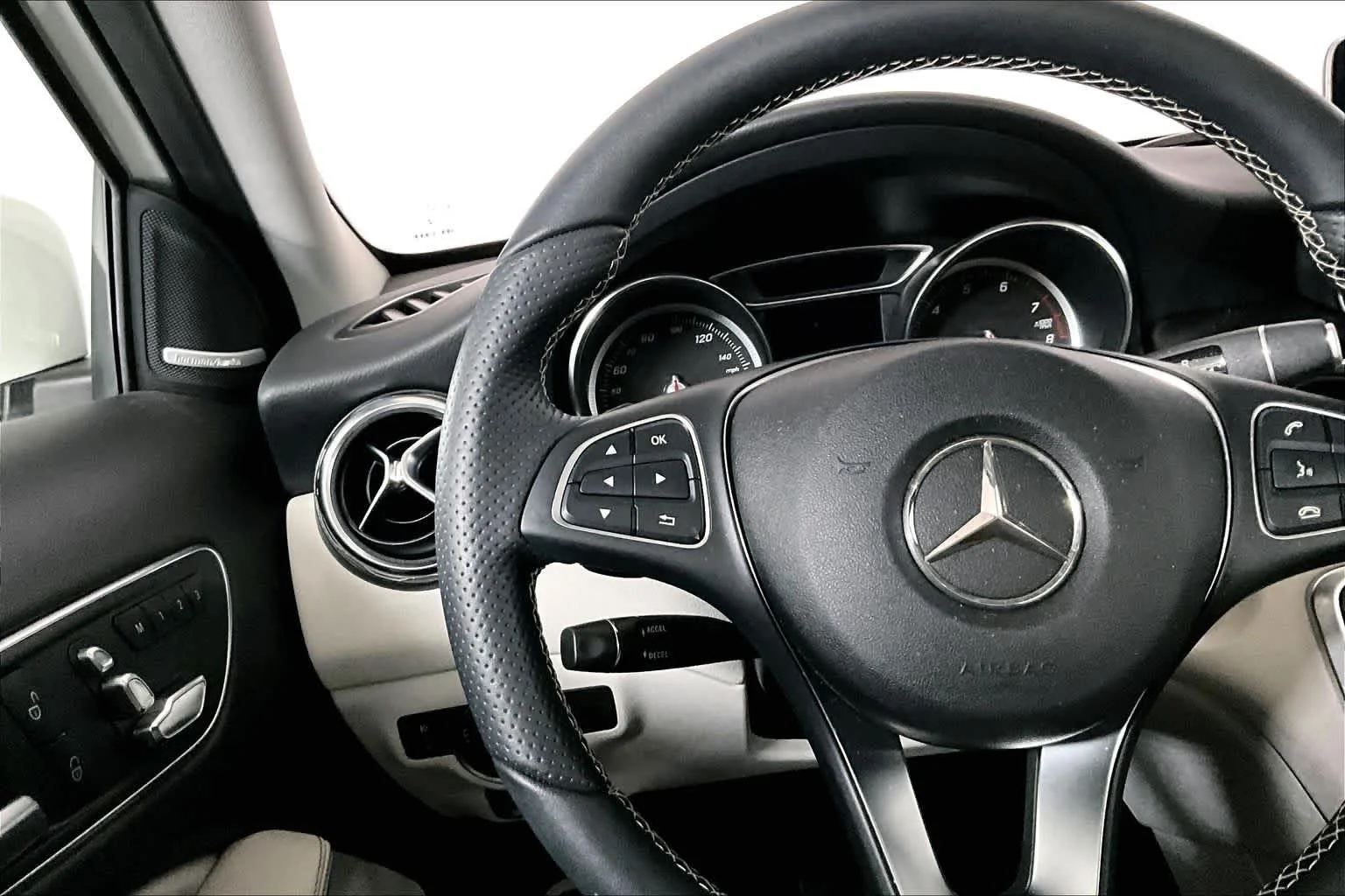 Used 2018 Polar White Mercedes-Benz GLA 250 image 24