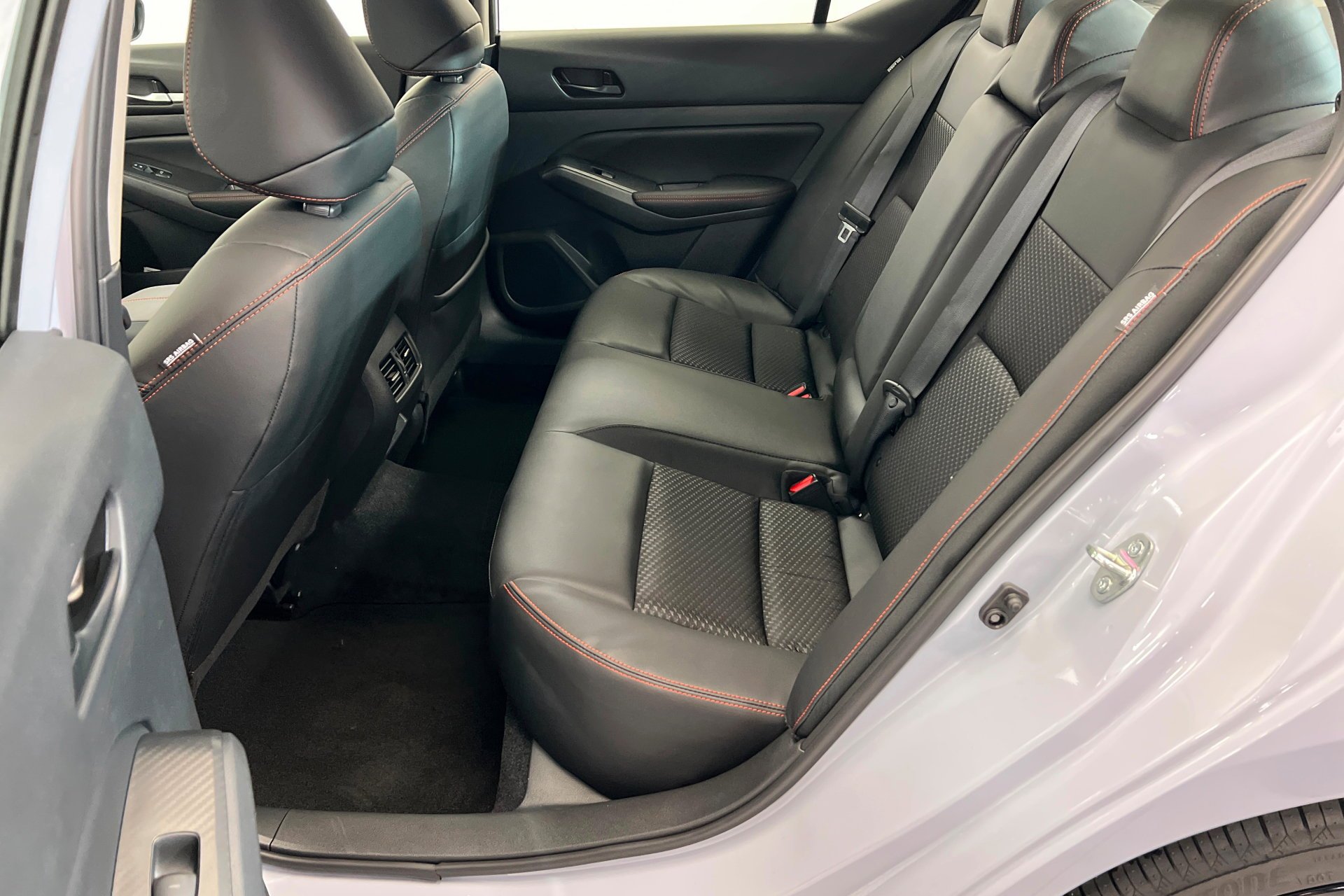 New 2026 Gray Sky Pearl / Super Black Two-tone Nissan SR image 22