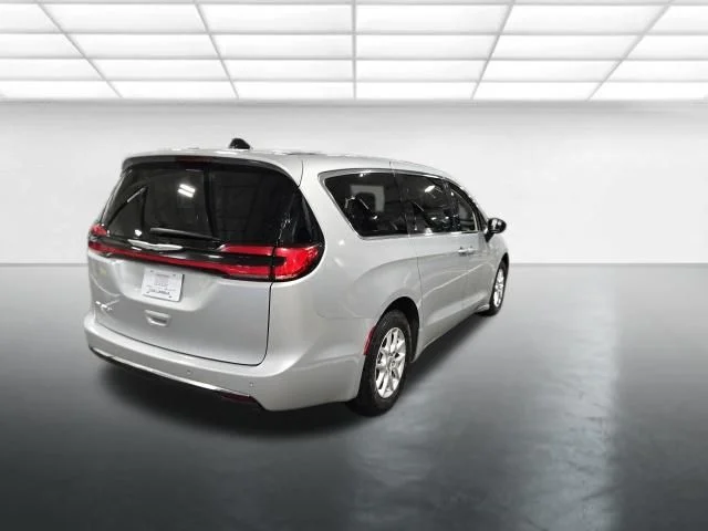 Used 2023 Silver Chrysler Touring L image 4