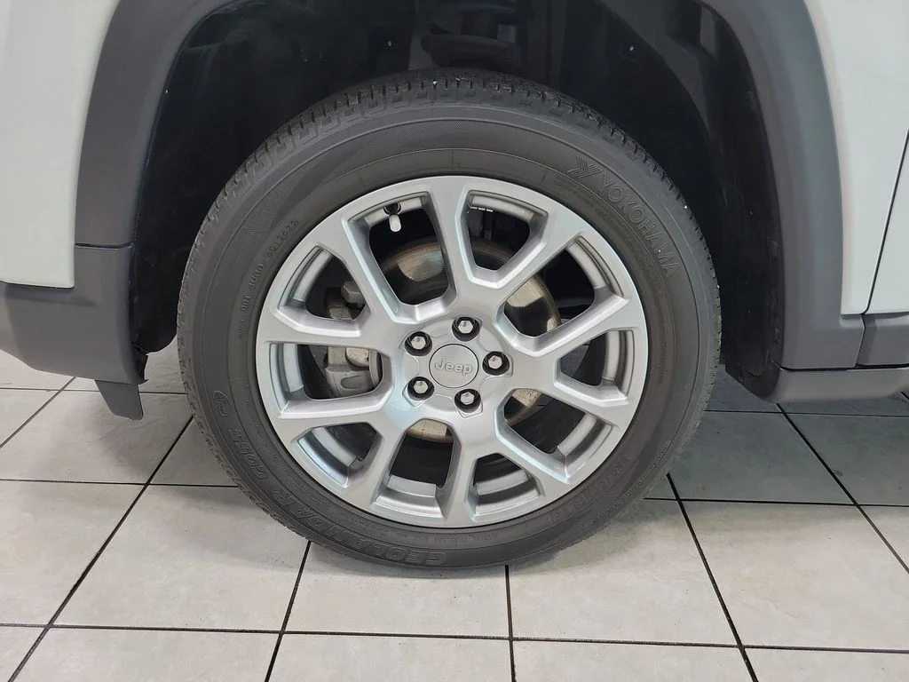 Used 2022 White Jeep Latitude Lux image 44