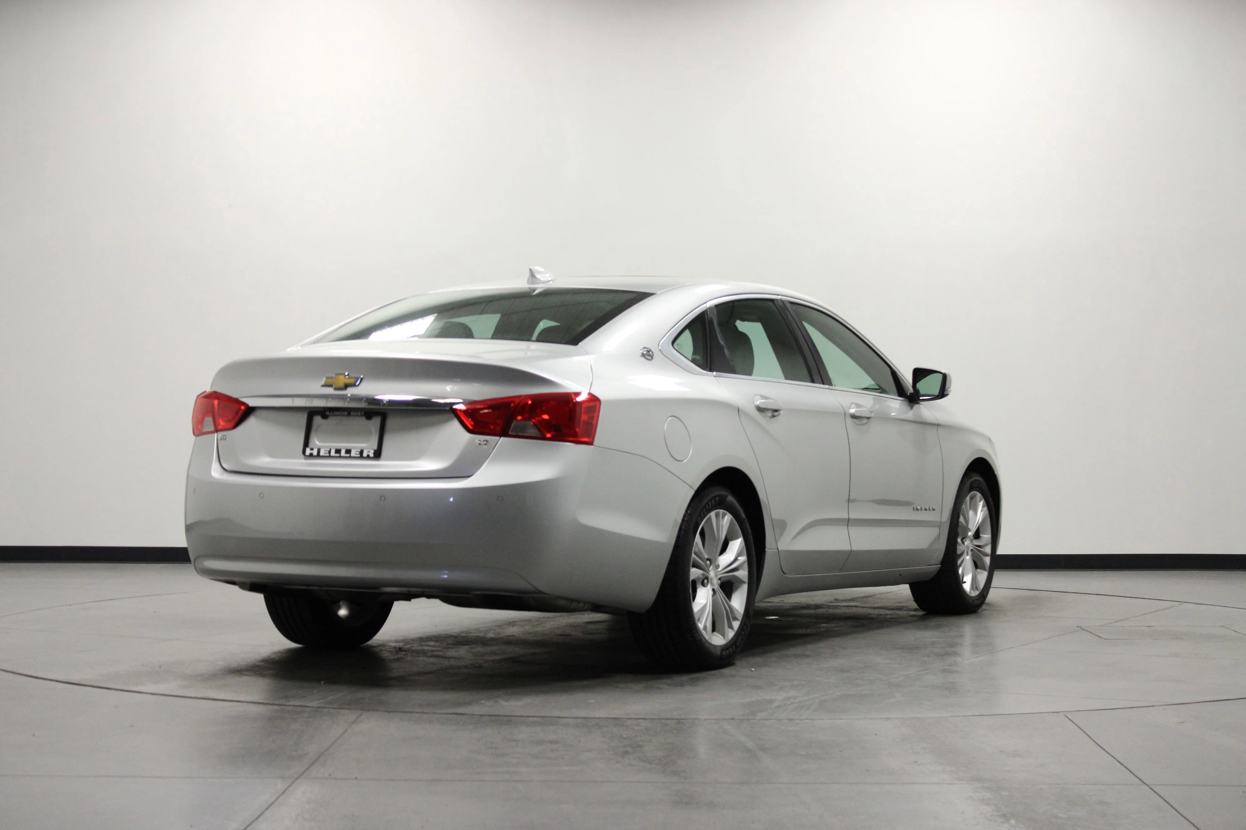 Used 2015 SILVER ICE METALLIC Chevrolet LT image 4