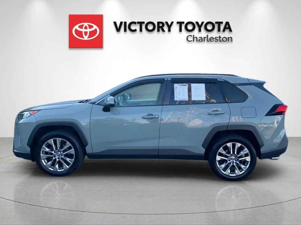 Used 2020  Toyota XLE Premium image 2