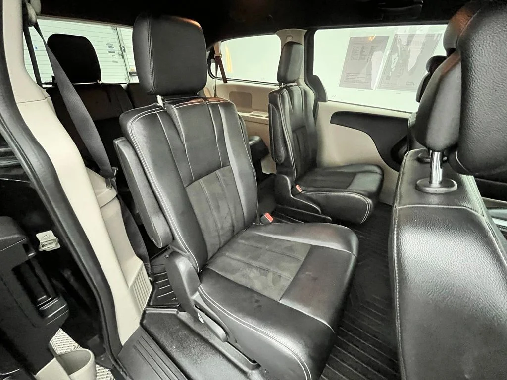 Used 2019 Black Dodge SXT image 35