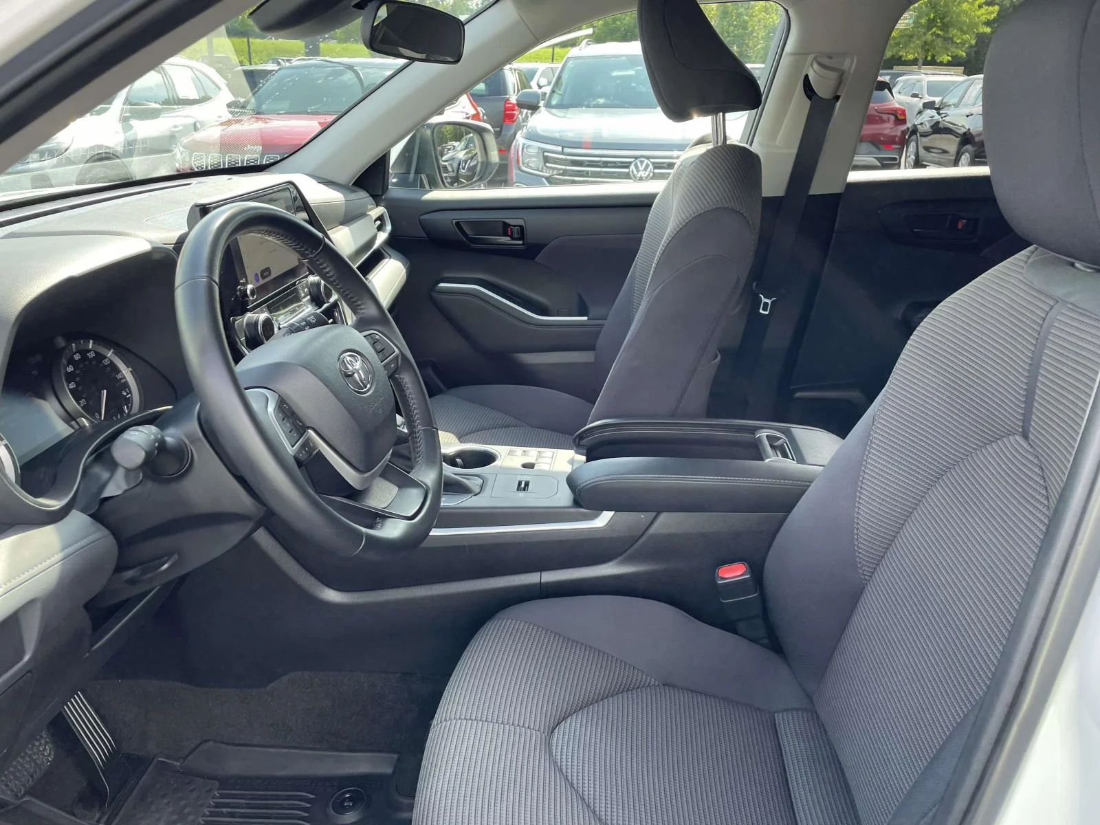 Used 2023 Off-white Toyota LE image 20