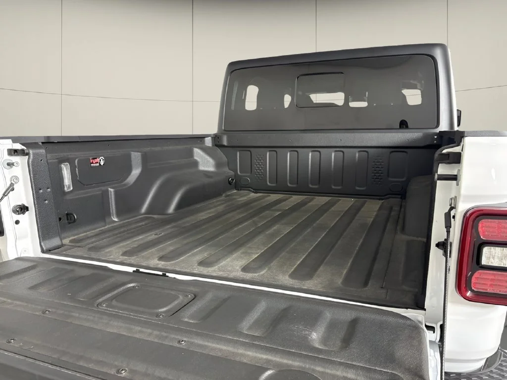 Used 2025 White Jeep Mojave 4x4 image 16