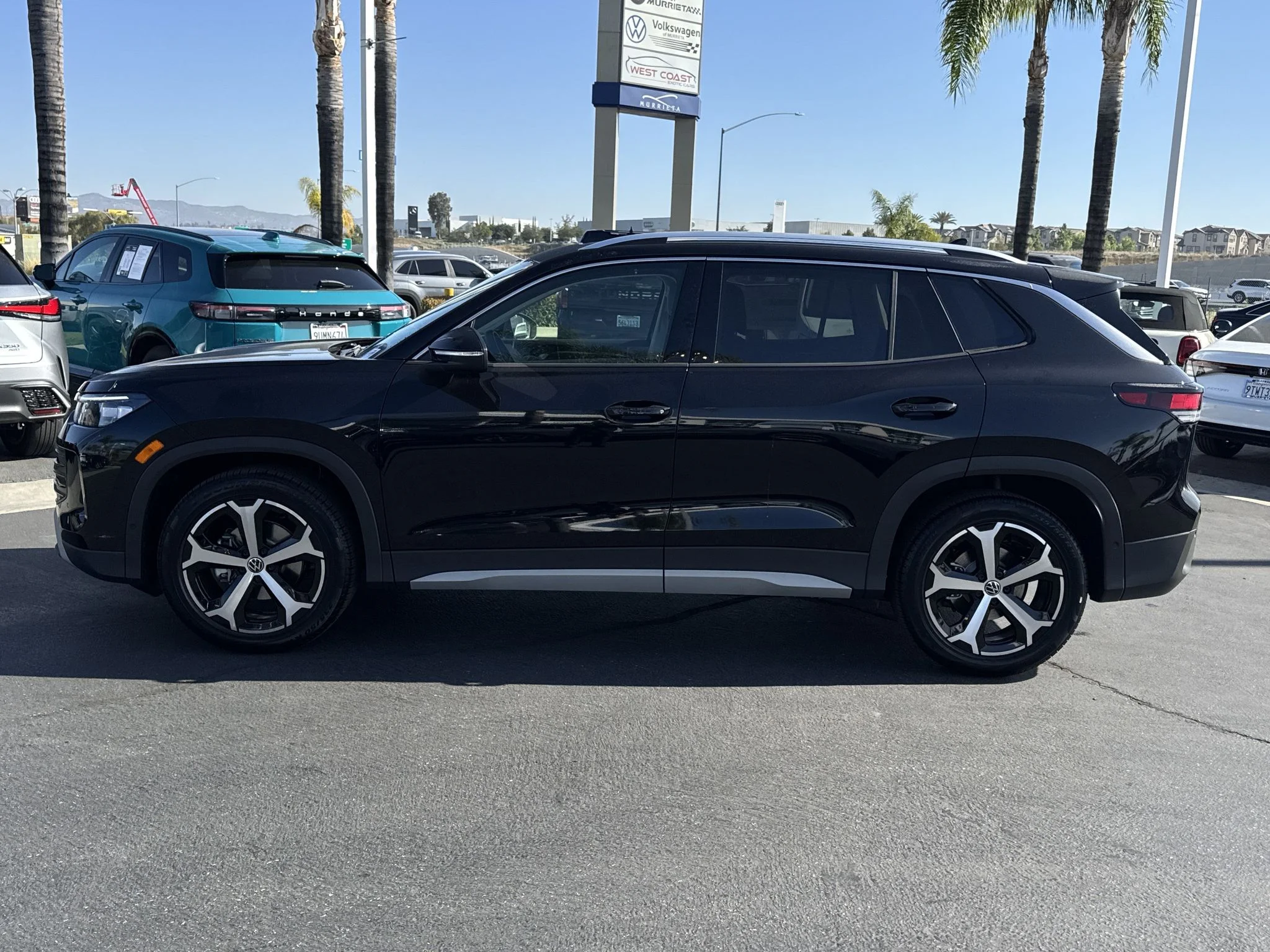 New 2026 Deep Black Pearl Volkswagen SE image 4