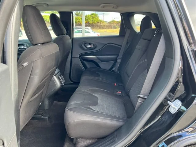 Used 2019 Diamond Black Crystal Pearlcoat Jeep Latitude image 14