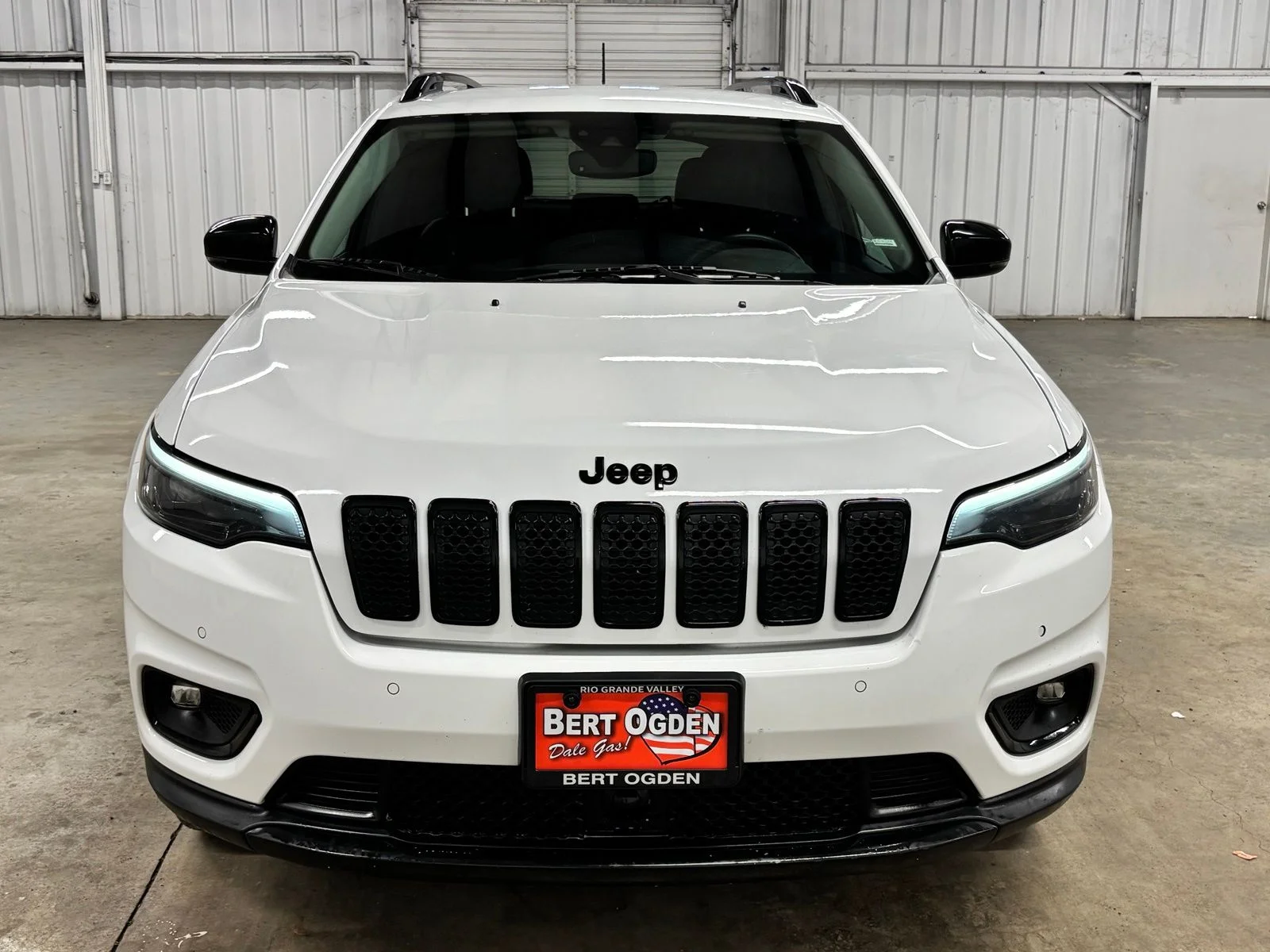 Used 2023 White Jeep Altitude image 3