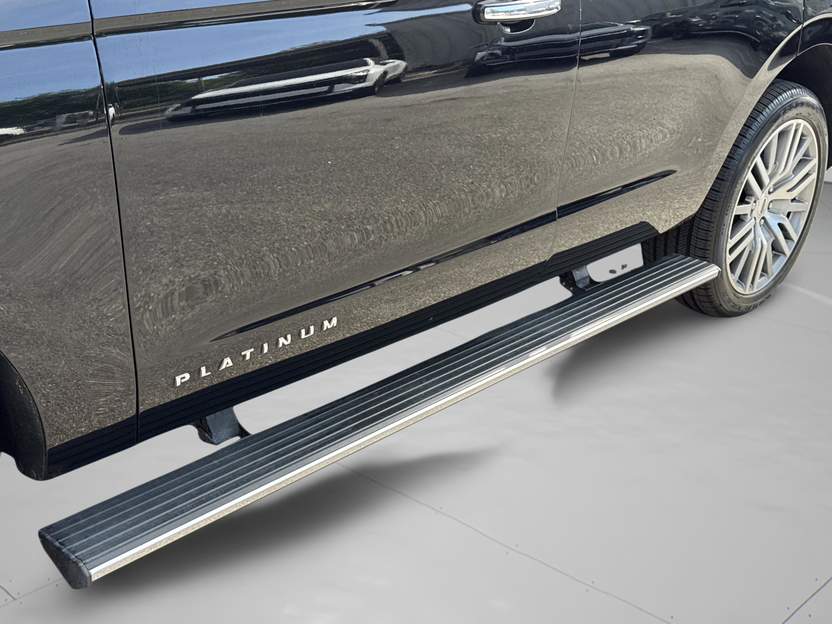 Used 2022 Black Metallic Ford Platinum image 40