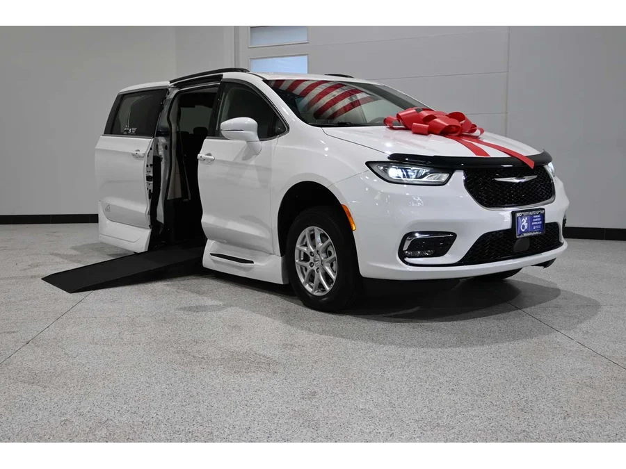 Used 2022 WHITE Chrysler Touring L Mobility Handicap Van image 2