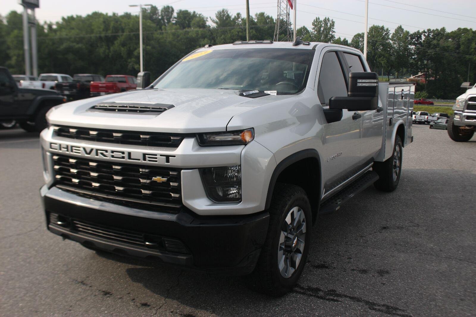 Used 2023 Silver Ice Metallic Chevrolet Custom image 4