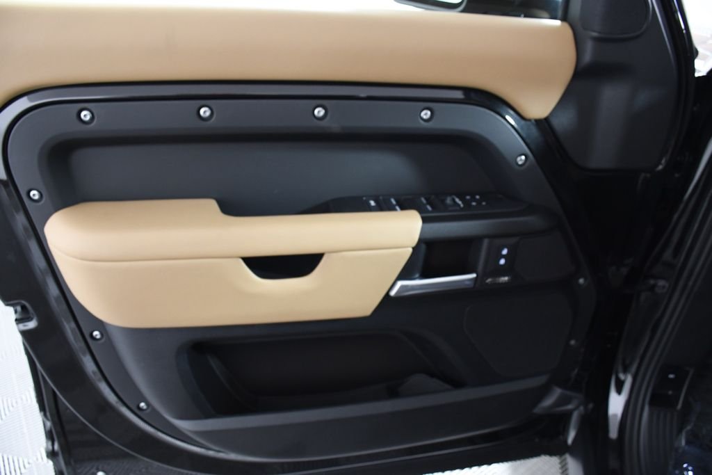 New 2026 Santorini Blk Land Rover X image 14
