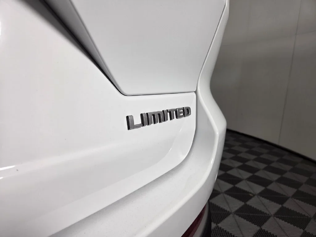 New 2026 Bright White Clear-Coat Exterior Paint Jeep Limited image 11