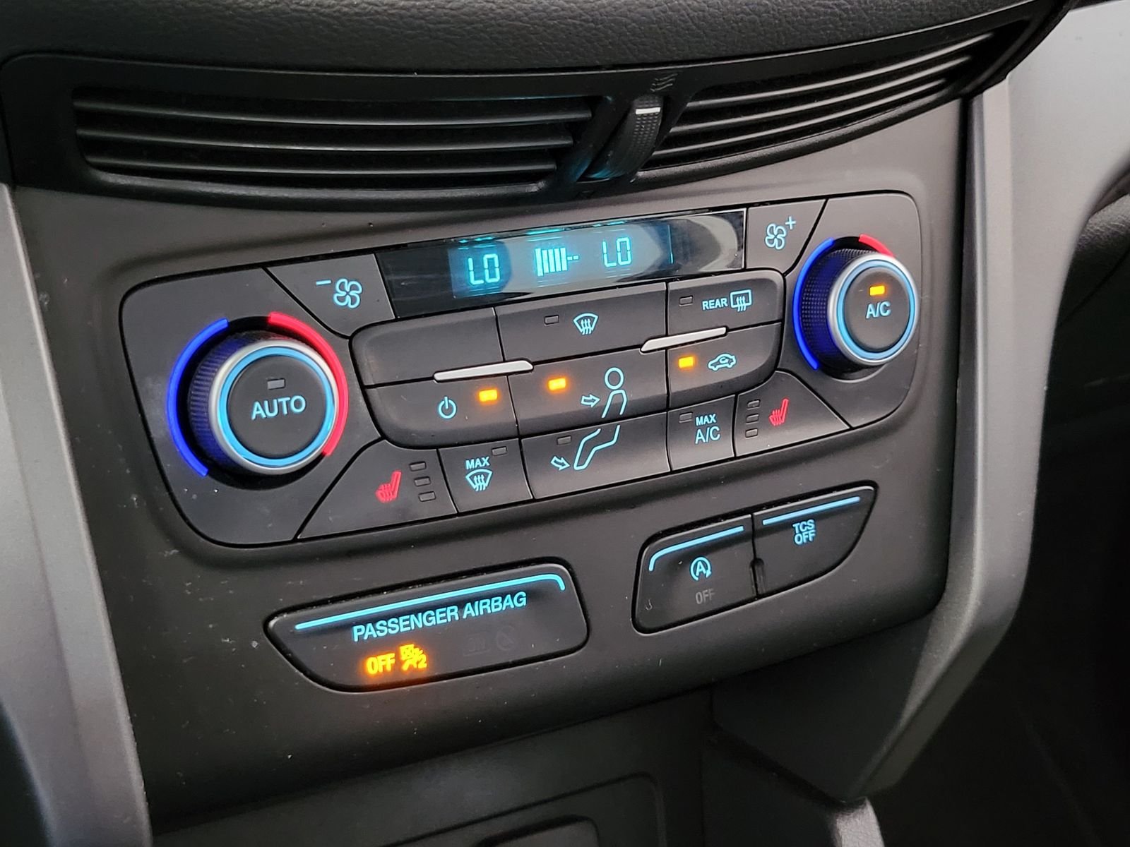 Used 2018 Blue Ford SE image 22