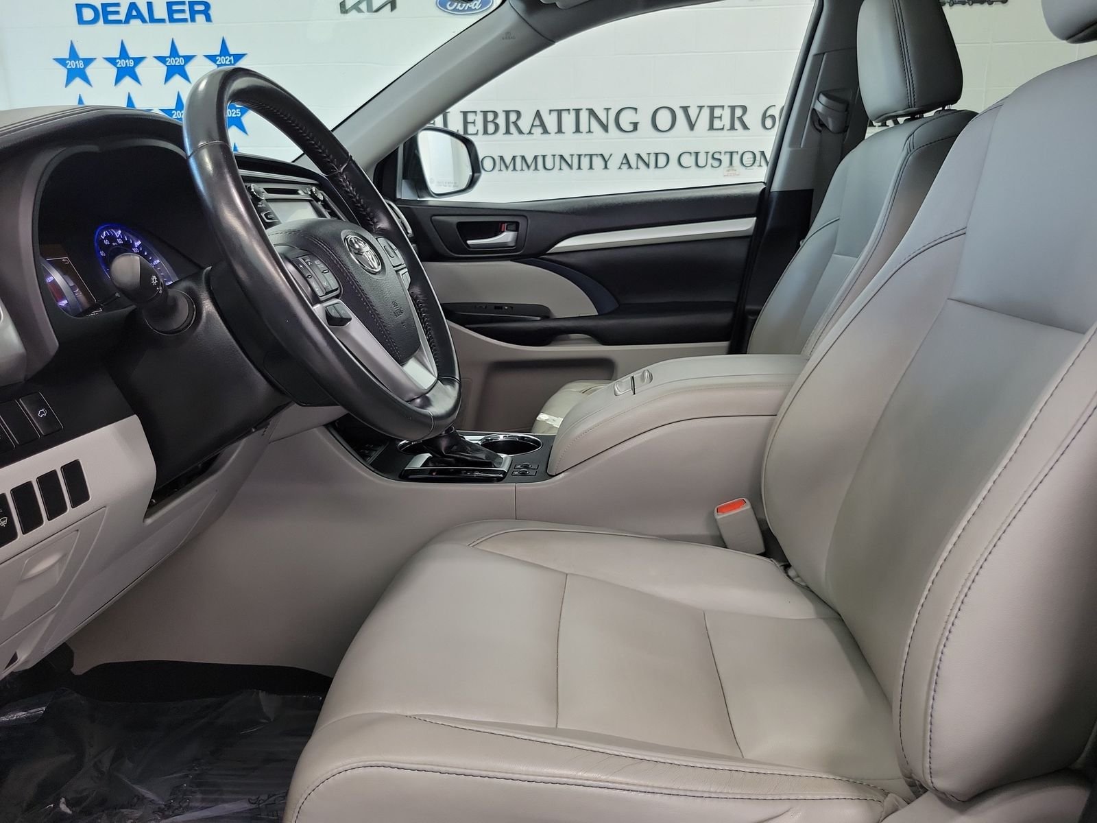 Used 2017 Silver Toyota XLE image 8