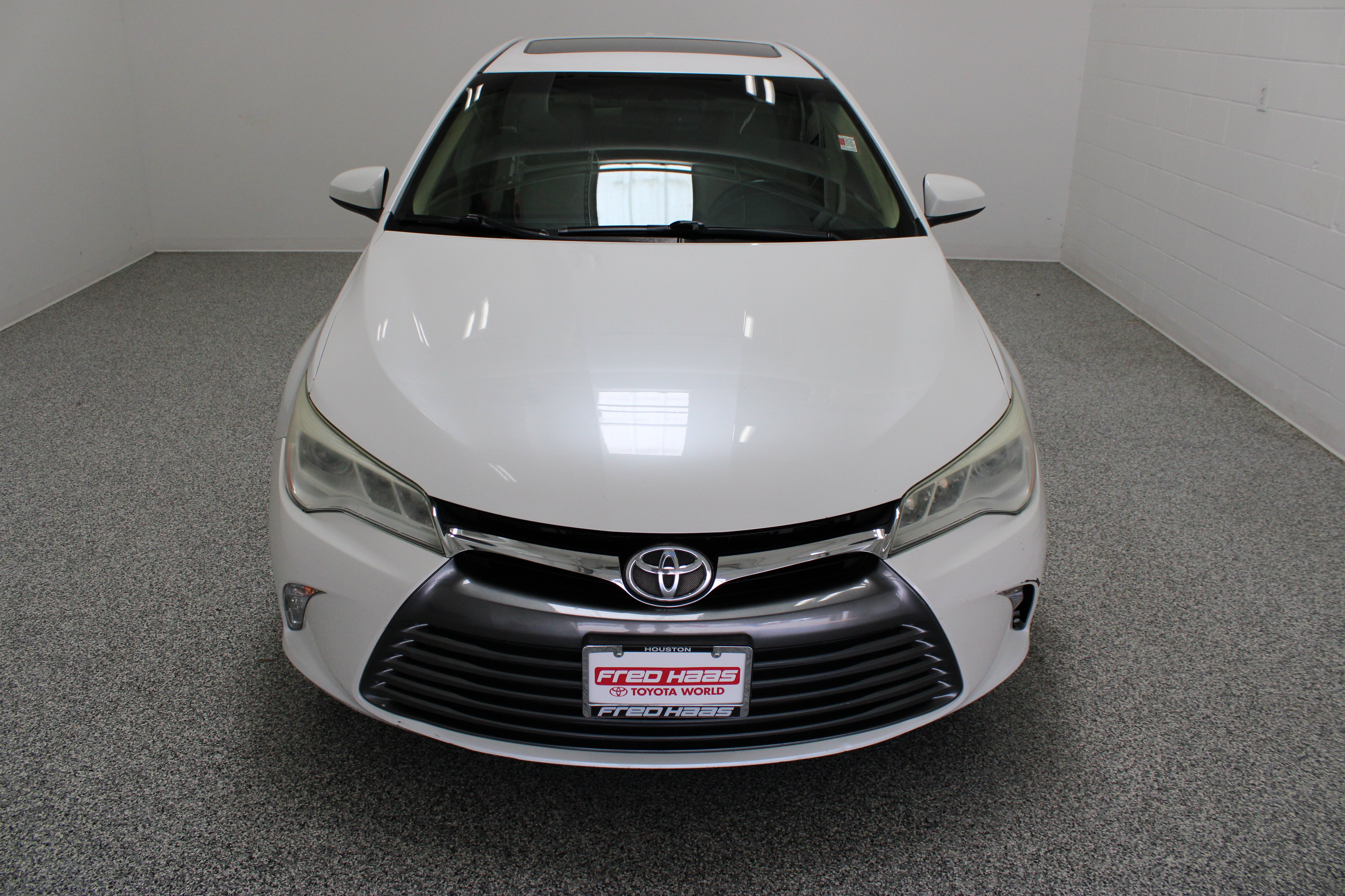 Used 2015 Blizzard Pearl Toyota XLE 3.5L image 3